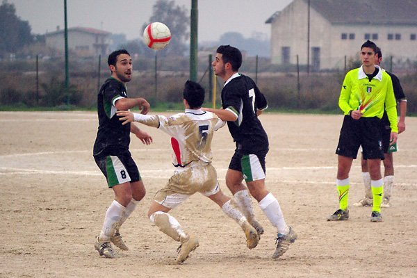 Rugiu Roberto tra due avversari 